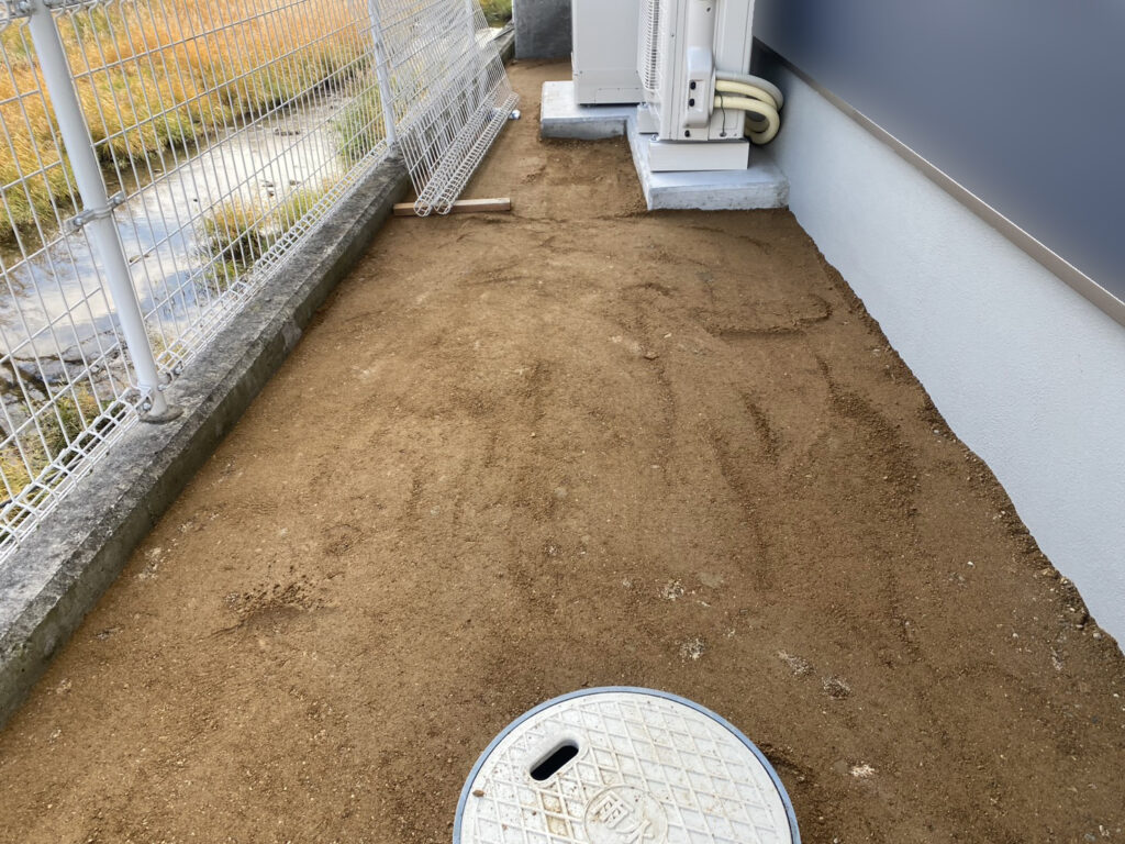 【琴平町Ｉ様邸】庭仕舞い工事｜お家周りの土を綺麗に整地し、防草シート＆砂利で雑草対策仕上げ中 (株)カインズガーデン