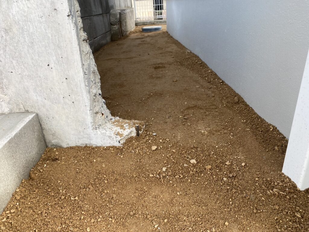 【琴平町Ｉ様邸】庭仕舞い工事｜お家周りの土を綺麗に整地し、防草シート＆砂利で雑草対策仕上げ中 (株)カインズガーデン