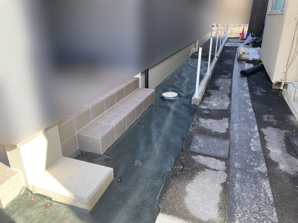 【琴平町Ｉ様邸】庭仕舞い工事｜お家周りの土を綺麗に整地し、防草シート＆砂利で雑草対策仕上げ中 (株)カインズガーデン