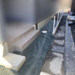 【琴平町Ｉ様邸】庭仕舞い工事｜お家周りの土を綺麗に整地し、防草シート＆砂利で雑草対策仕上げ中 (株)カインズガーデン