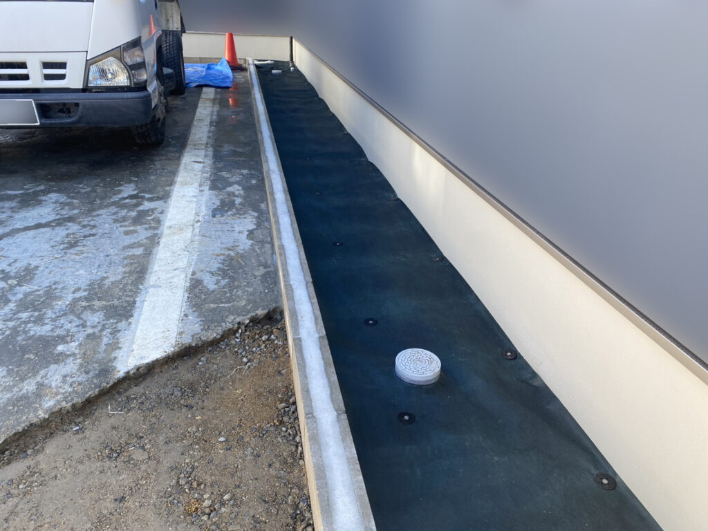 【琴平町Ｉ様邸】庭仕舞い工事｜お家周りの土を綺麗に整地し、防草シート＆砂利で雑草対策仕上げ中 (株)カインズガーデン