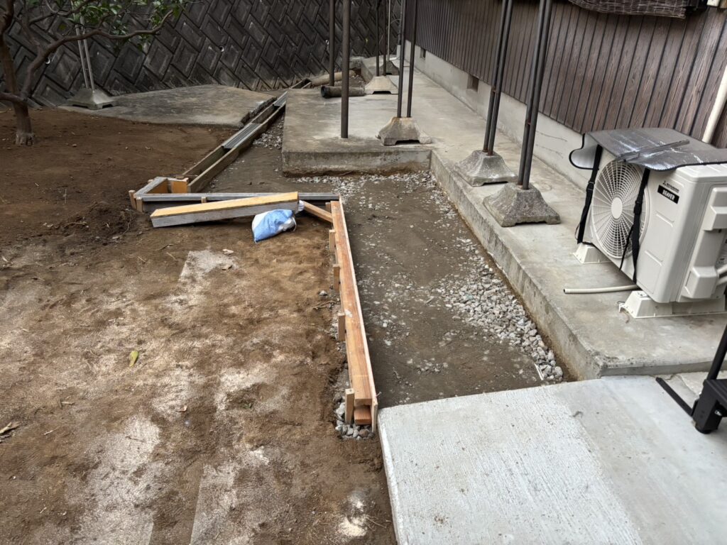 【綾川町Ｍ様邸】庭仕舞い＆駐車場拡張工事｜物置下や犬走りのコンクリート打設中 (株)カインズガーデン｜香川県の庭仕舞い