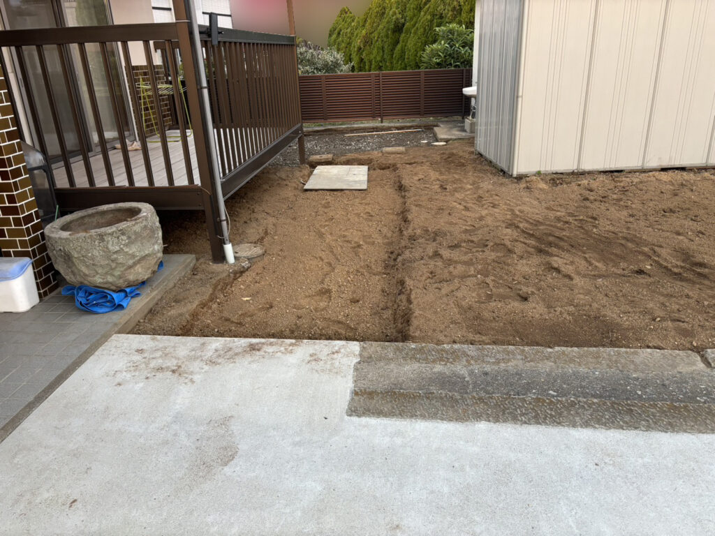 【綾川町Ｍ様邸】庭仕舞い＆駐車場拡張工事｜物置下や犬走りのコンクリート打設中 (株)カインズガーデン｜香川県の庭仕舞い