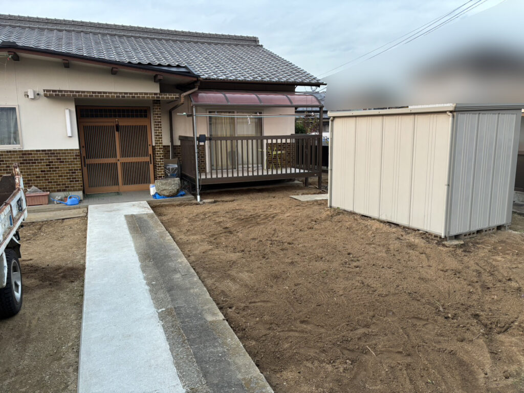 【綾川町Ｍ様邸】庭仕舞い＆駐車場拡張工事｜物置下や犬走りのコンクリート打設中 (株)カインズガーデン｜香川県の庭仕舞い