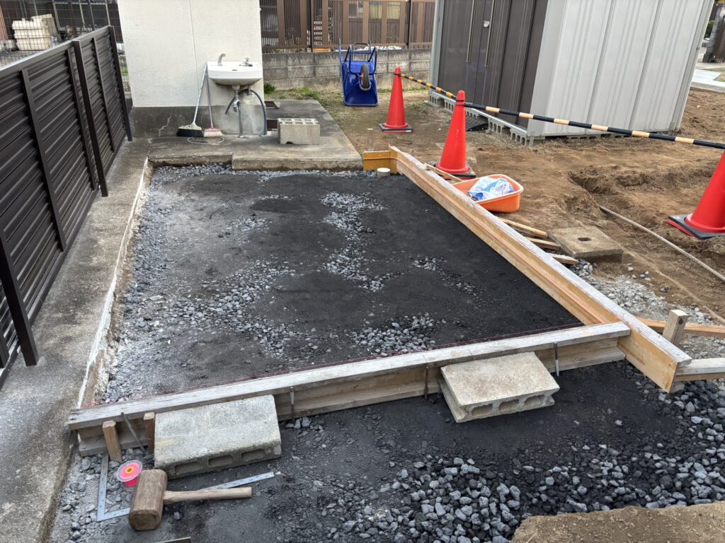 【綾川町Ｍ様邸】庭仕舞い＆駐車場拡張工事｜物置下や犬走りのコンクリート打設中 (株)カインズガーデン｜香川県の庭仕舞い
