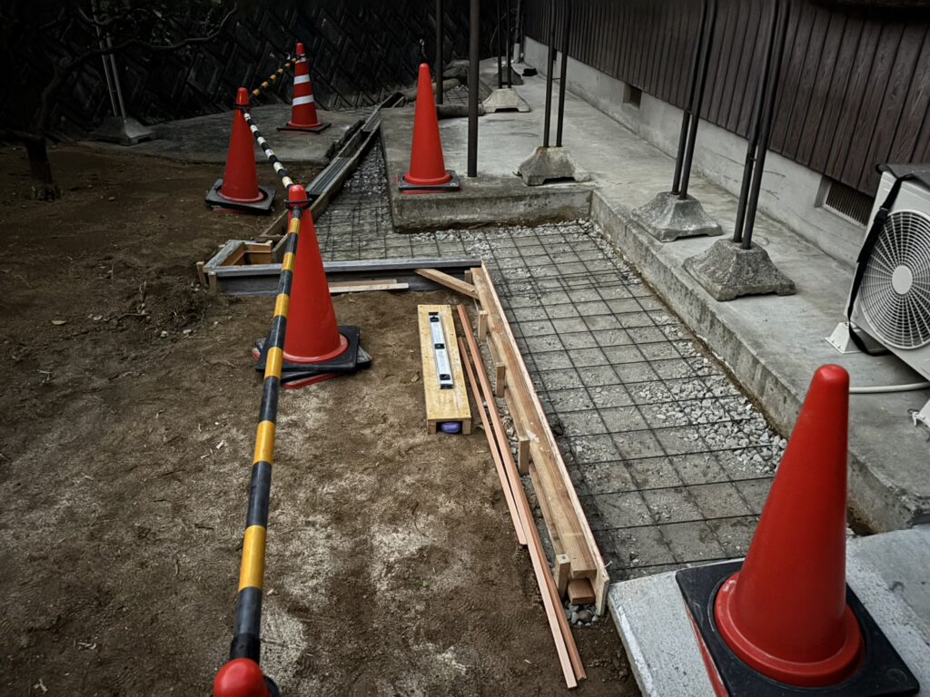 【綾川町Ｍ様邸】庭仕舞い＆駐車場拡張工事｜物置下や犬走りのコンクリート打設中 (株)カインズガーデン｜香川県の庭仕舞い