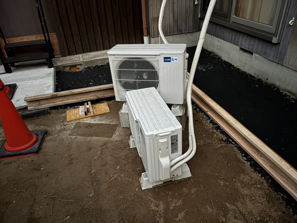 【綾川町Ｍ様邸】庭仕舞い＆駐車場拡張工事｜物置下や犬走りのコンクリート打設中 (株)カインズガーデン｜香川県の庭仕舞い