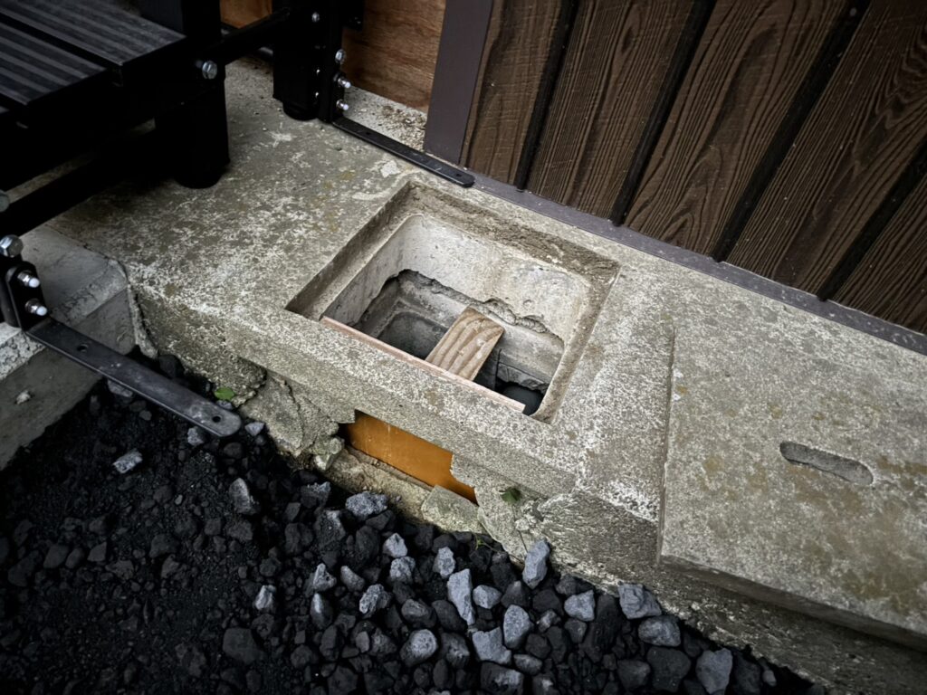 【綾川町Ｍ様邸】庭仕舞い＆駐車場拡張工事｜物置下や犬走りのコンクリート打設中 (株)カインズガーデン｜香川県の庭仕舞い