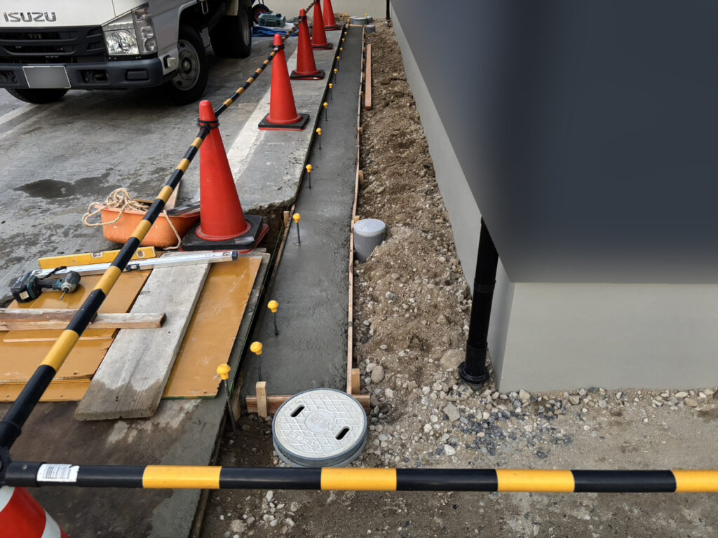 【琴平町Ｉ様邸】庭仕舞い工事｜下地コンクリートやブロック、裏庭コンクリートデッキも進んでいます (株)カインズガーデン