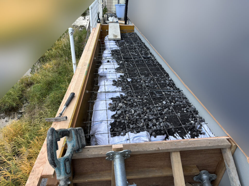 【琴平町Ｉ様邸】庭仕舞い工事｜下地コンクリートやブロック、裏庭コンクリートデッキも進んでいます (株)カインズガーデン