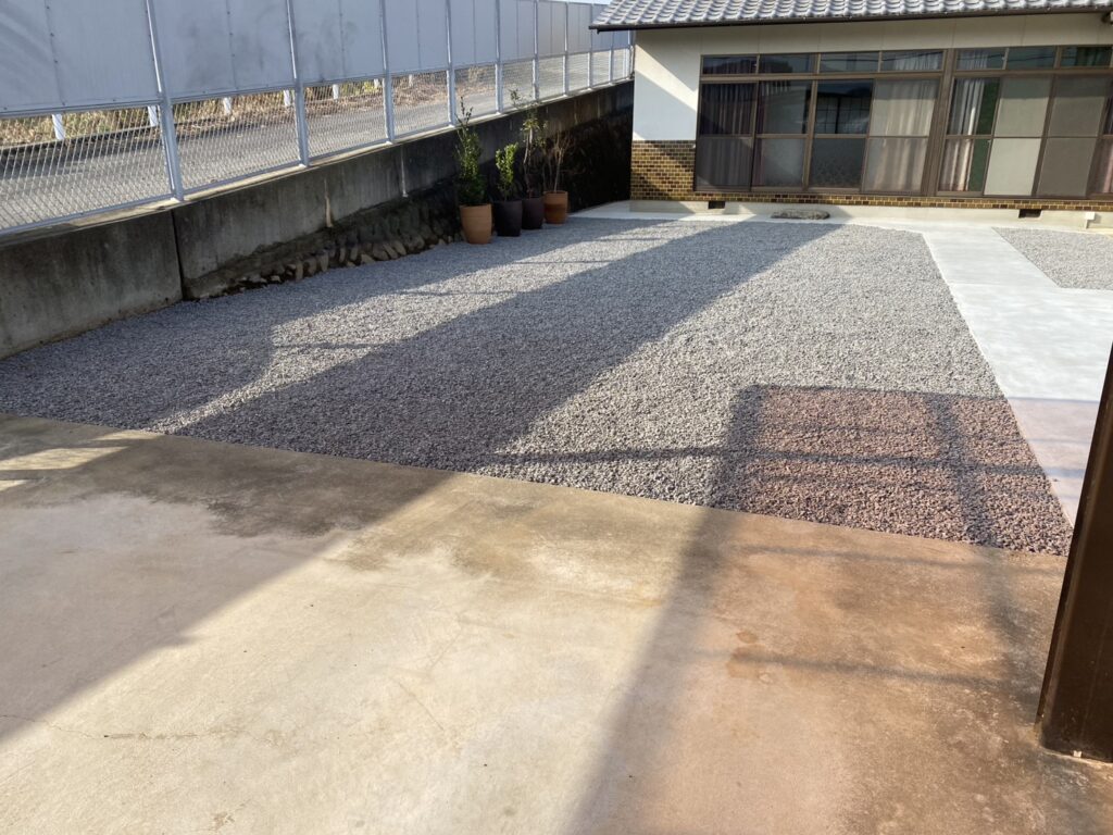 【綾川町Ｍ様邸】庭じまい工事㊗完工｜駐車場広々！お庭は防草シート＆砂利でスッキリ爽快仕上げ✨ (株)カインズガーデン