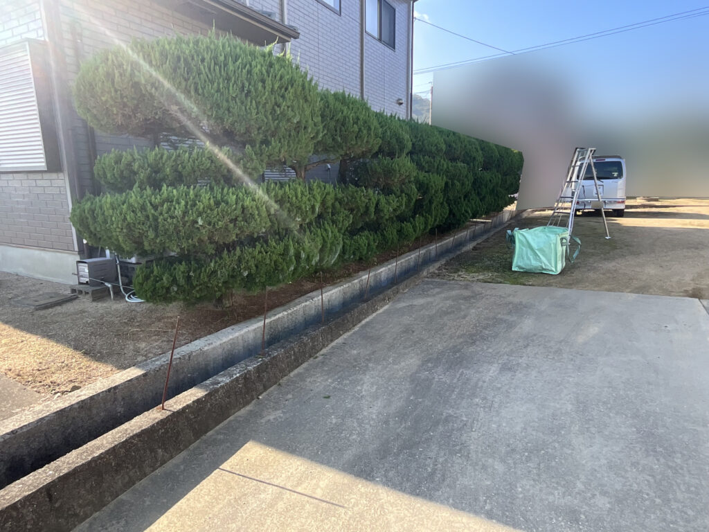 【東讃Ｍ様邸】メッシュフェンス設置工事、本日着工⛑ (株)カインズガーデン｜香川県の庭リフォーム，庭じまい工事