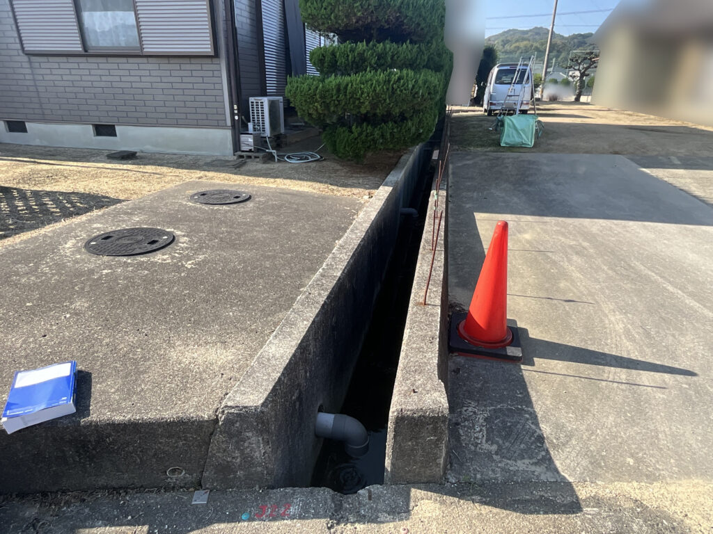 【東讃Ｍ様邸】メッシュフェンス設置工事、本日着工⛑ (株)カインズガーデン｜香川県の庭リフォーム，庭じまい工事