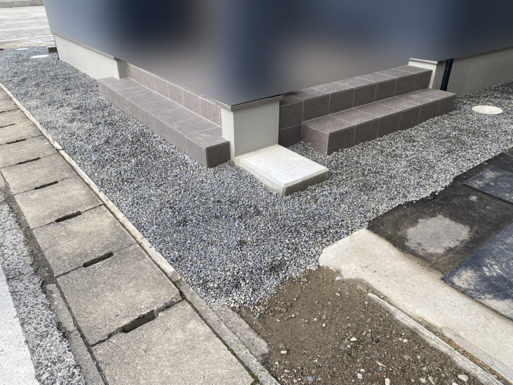 【琴平町Ｉ様邸】庭仕舞い工事㊗完工｜お家周りの雑草対策やブロック，コンクリートデッキ等完了 (株)カインズガーデン｜香川県の庭じまい，雑草対策