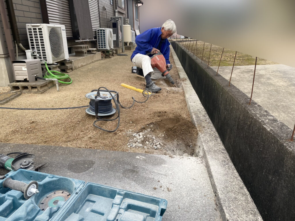 【東讃Ｍ様邸】メッシュフェンス設置工事、本日着工⛑ (株)カインズガーデン｜香川県の庭リフォーム，庭じまい工事