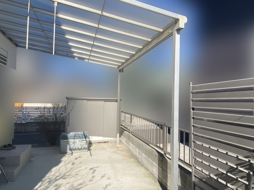 【香川町Ｓ様邸】メッシュフェンス＆カーポートの目隠しパネル設置㊗完工 (株)カインズガーデン｜香川県の庭リフォーム工事