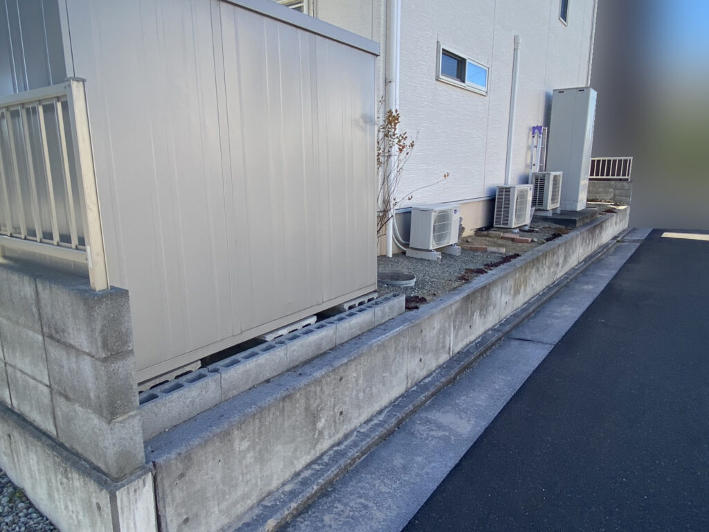 【香川町Ｓ様邸】メッシュフェンス＆カーポートの目隠しパネル設置㊗完工 (株)カインズガーデン｜香川県の庭リフォーム工事