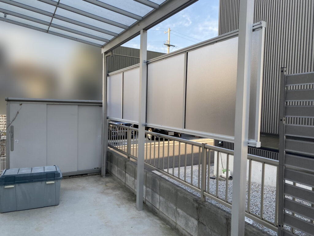 【香川町Ｓ様邸】メッシュフェンス＆カーポートの目隠しパネル設置㊗完工 (株)カインズガーデン｜香川県の庭リフォーム工事