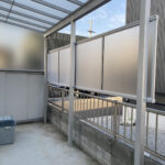 【香川町Ｓ様邸】メッシュフェンス＆カーポートの目隠しパネル設置㊗完工 (株)カインズガーデン｜香川県の庭リフォーム工事