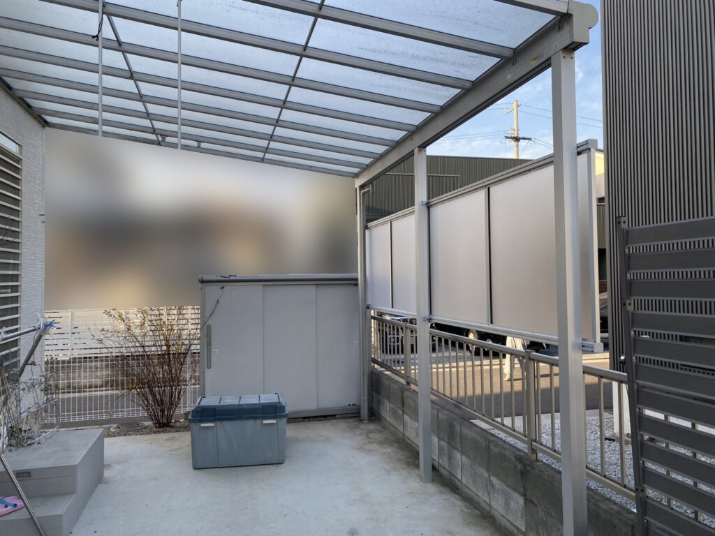 【香川町Ｓ様邸】メッシュフェンス＆カーポートの目隠しパネル設置㊗完工 (株)カインズガーデン｜香川県の庭リフォーム工事