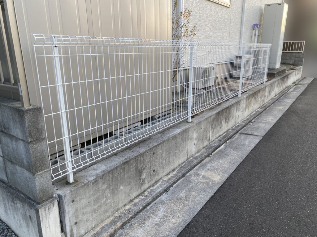 【香川町Ｓ様邸】メッシュフェンス＆カーポートの目隠しパネル設置㊗完工 (株)カインズガーデン｜香川県の庭リフォーム工事