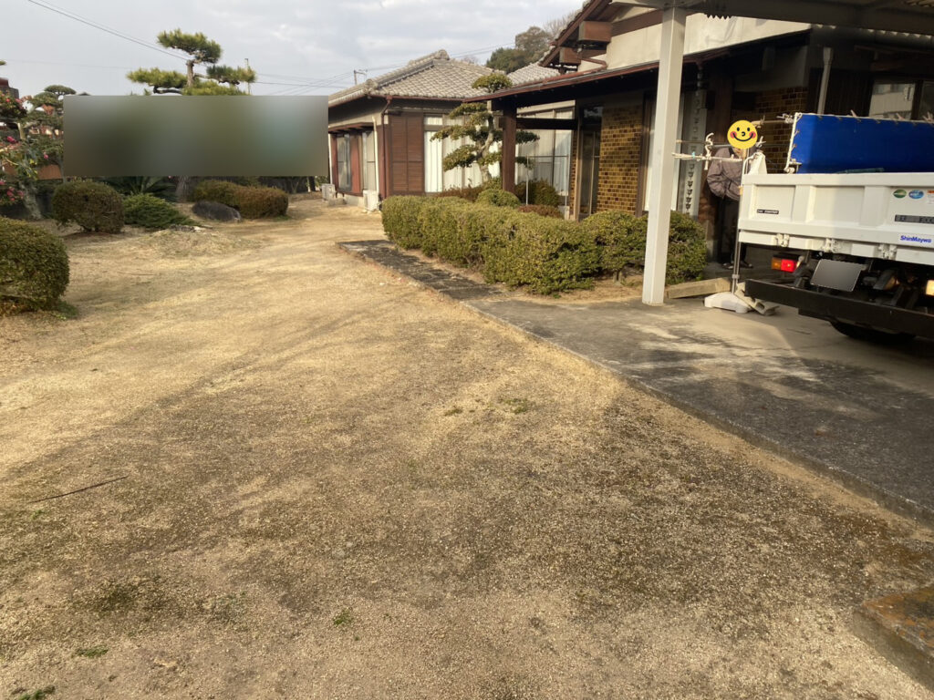 【綾川町Ｔ様邸】庭じまい工事着工⛑｜生垣や庭木庭石を撤去し、スッキリ土間コンクリートにします (株)カインズガーデン