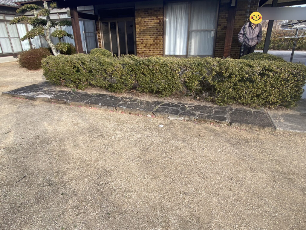 【綾川町Ｔ様邸】庭じまい工事着工⛑｜生垣や庭木庭石を撤去し、スッキリ土間コンクリートにします (株)カインズガーデン