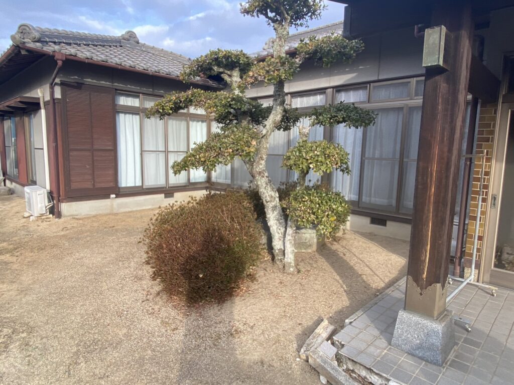 【綾川町Ｔ様邸】庭じまい工事着工⛑｜生垣や庭木庭石を撤去し、スッキリ土間コンクリートにします (株)カインズガーデン