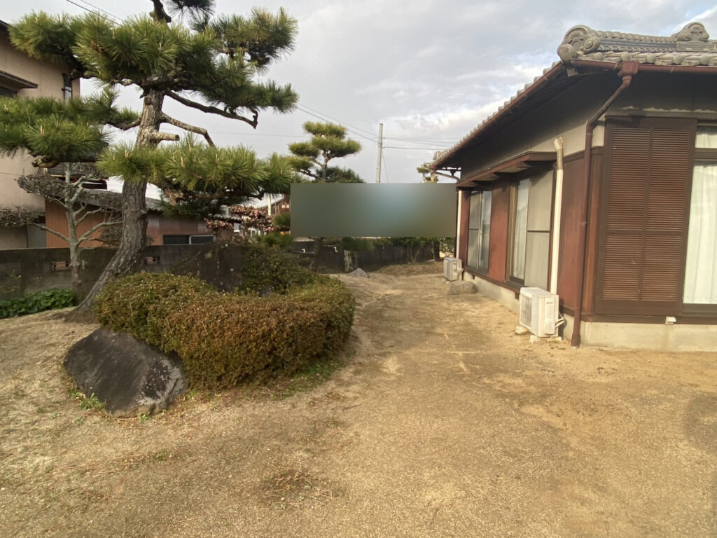 【綾川町Ｔ様邸】庭じまい工事着工⛑｜生垣や庭木庭石を撤去し、スッキリ土間コンクリートにします (株)カインズガーデン