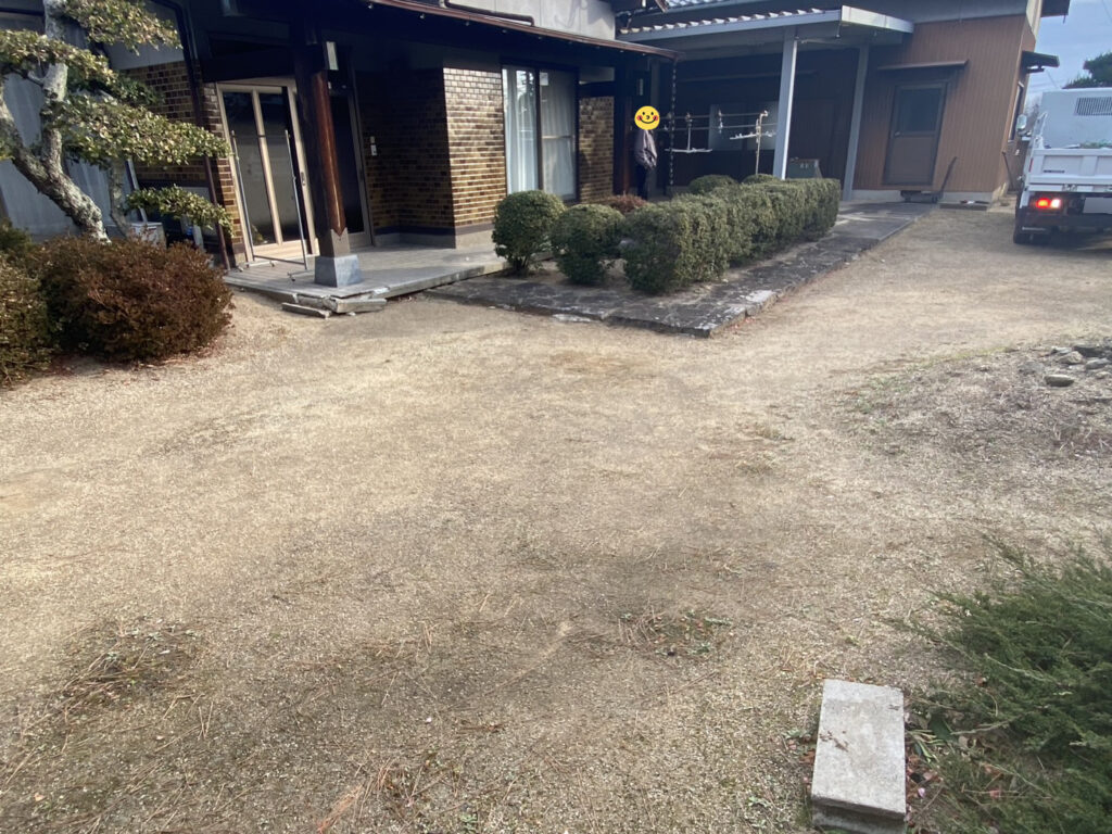 【綾川町Ｔ様邸】庭じまい工事着工⛑｜生垣や庭木庭石を撤去し、スッキリ土間コンクリートにします (株)カインズガーデン