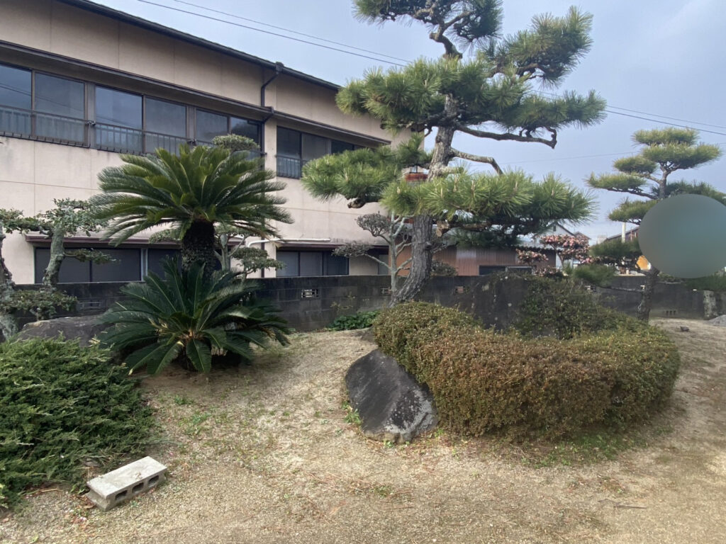 【綾川町Ｔ様邸】庭じまい工事着工⛑｜生垣や庭木庭石を撤去し、スッキリ土間コンクリートにします (株)カインズガーデン