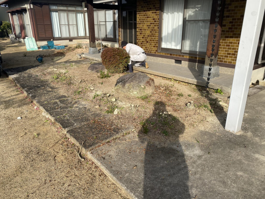 【綾川町Ｔ様邸】庭じまい工事着工⛑｜生垣や庭木庭石を撤去し、スッキリ土間コンクリートにします (株)カインズガーデン