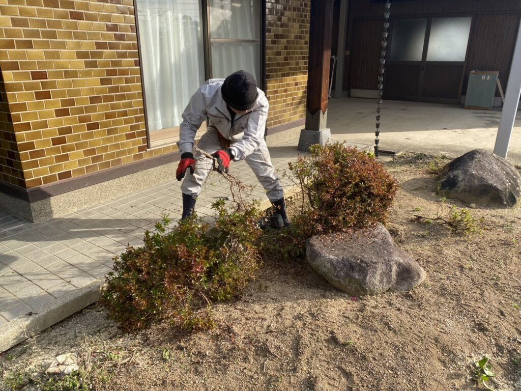 【綾川町Ｔ様邸】庭じまい工事着工⛑｜生垣や庭木庭石を撤去し、スッキリ土間コンクリートにします (株)カインズガーデン