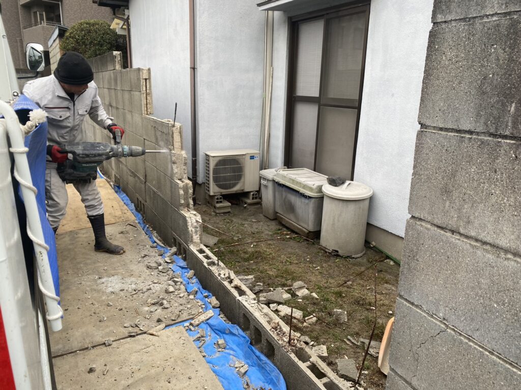 【高松市Ｋ様邸】庭じまい工事着工⛑｜古く危険なブロック塀を撤去、軽量長持ち目隠しフェンスにします (株)カインズガーデン