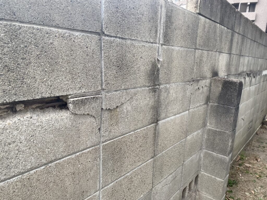 【高松市Ｋ様邸】庭じまい工事着工⛑｜古く危険なブロック塀を撤去、軽量長持ち目隠しフェンスにします (株)カインズガーデン