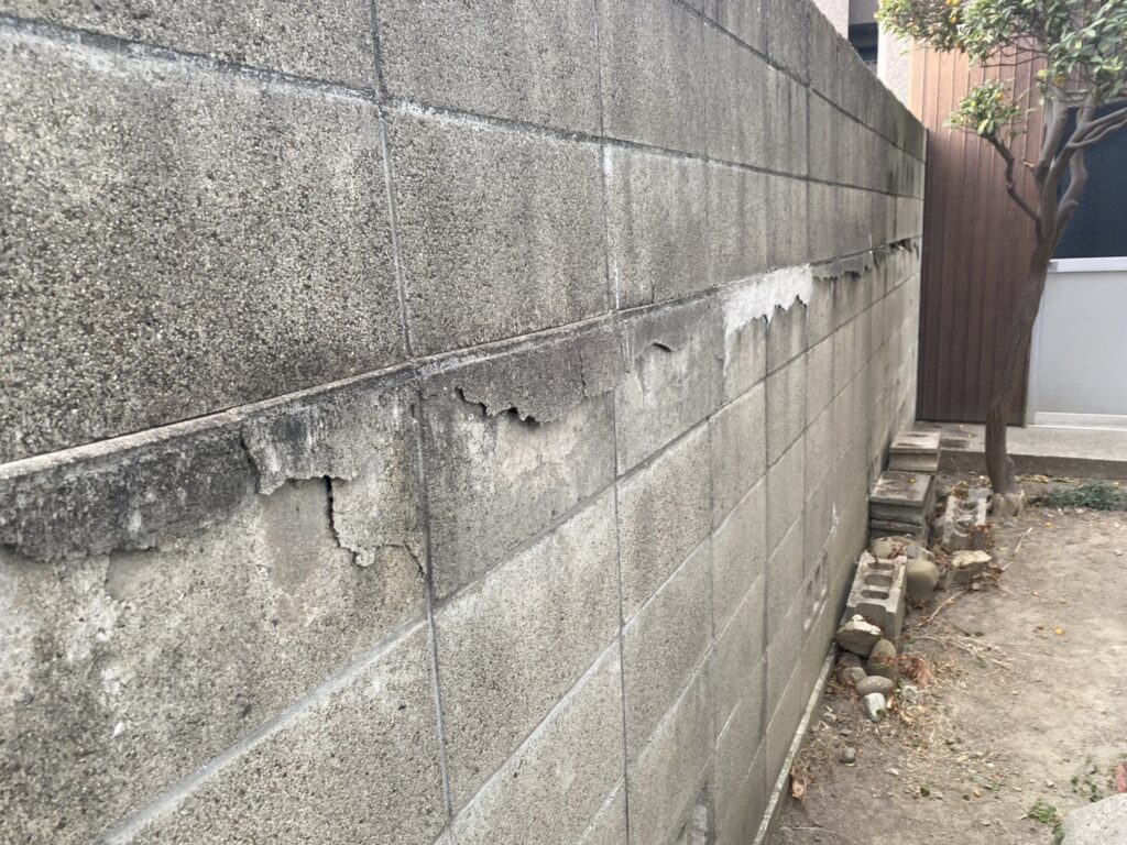 【高松市Ｋ様邸】庭じまい工事着工⛑｜古く危険なブロック塀を撤去、軽量長持ち目隠しフェンスにします (株)カインズガーデン