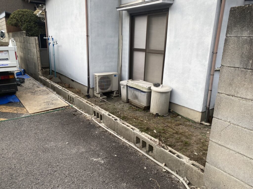 【高松市Ｋ様邸】庭じまい工事着工⛑｜古く危険なブロック塀を撤去、軽量長持ち目隠しフェンスにします (株)カインズガーデン