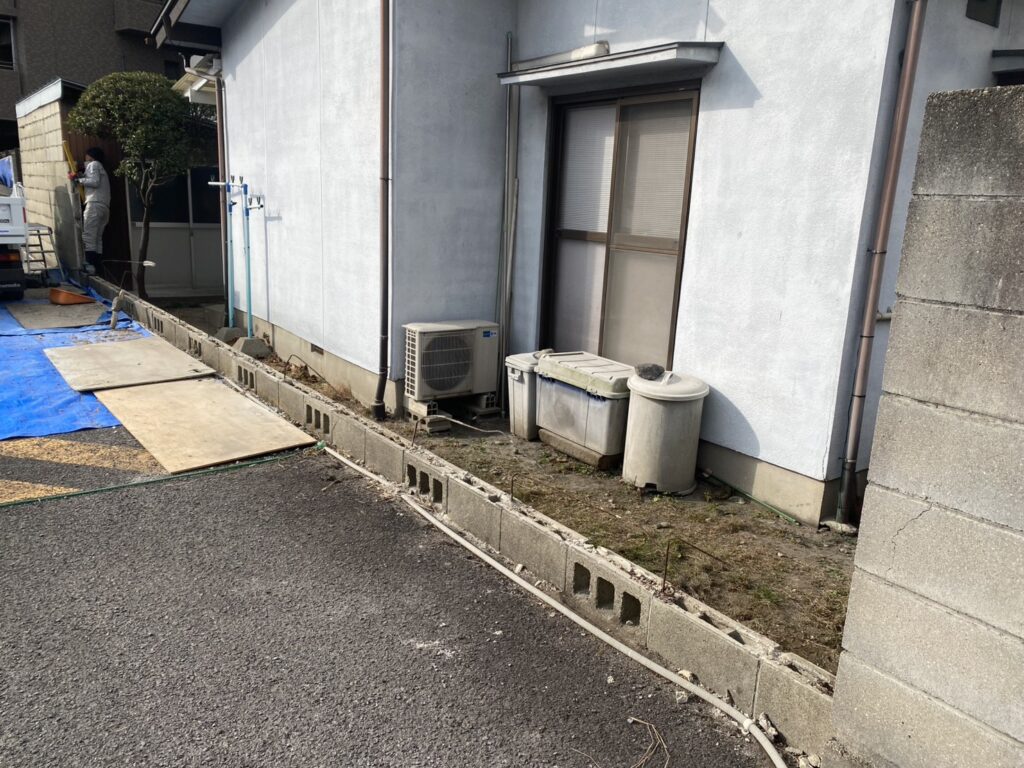 【高松市Ｋ様邸】庭じまい工事着工⛑｜古く危険なブロック塀を撤去、軽量長持ち目隠しフェンスにします (株)カインズガーデン