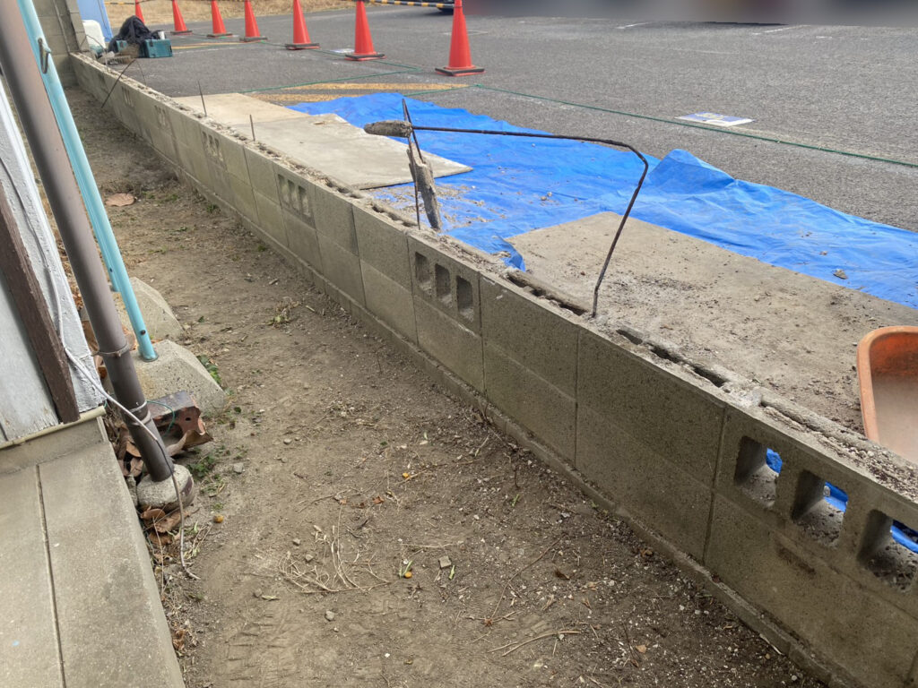【高松市Ｋ様邸】庭じまい工事着工⛑｜古く危険なブロック塀を撤去、軽量長持ち目隠しフェンスにします (株)カインズガーデン