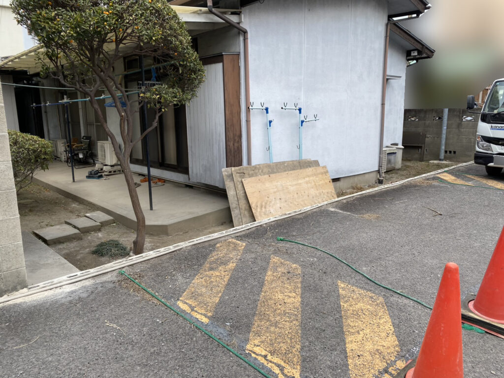 【高松市Ｋ様邸】庭じまい工事着工⛑｜古く危険なブロック塀を撤去、軽量長持ち目隠しフェンスにします (株)カインズガーデン