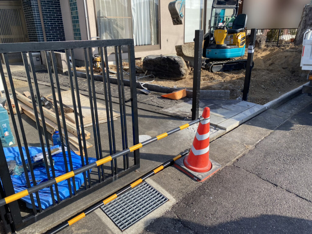 【香川町Ｈ様邸】駐車場拡張＆庭じまい工事｜既存の門柱も撤去完了👌伐根や庭石撤去が進んでいます (株)カインズガーデン