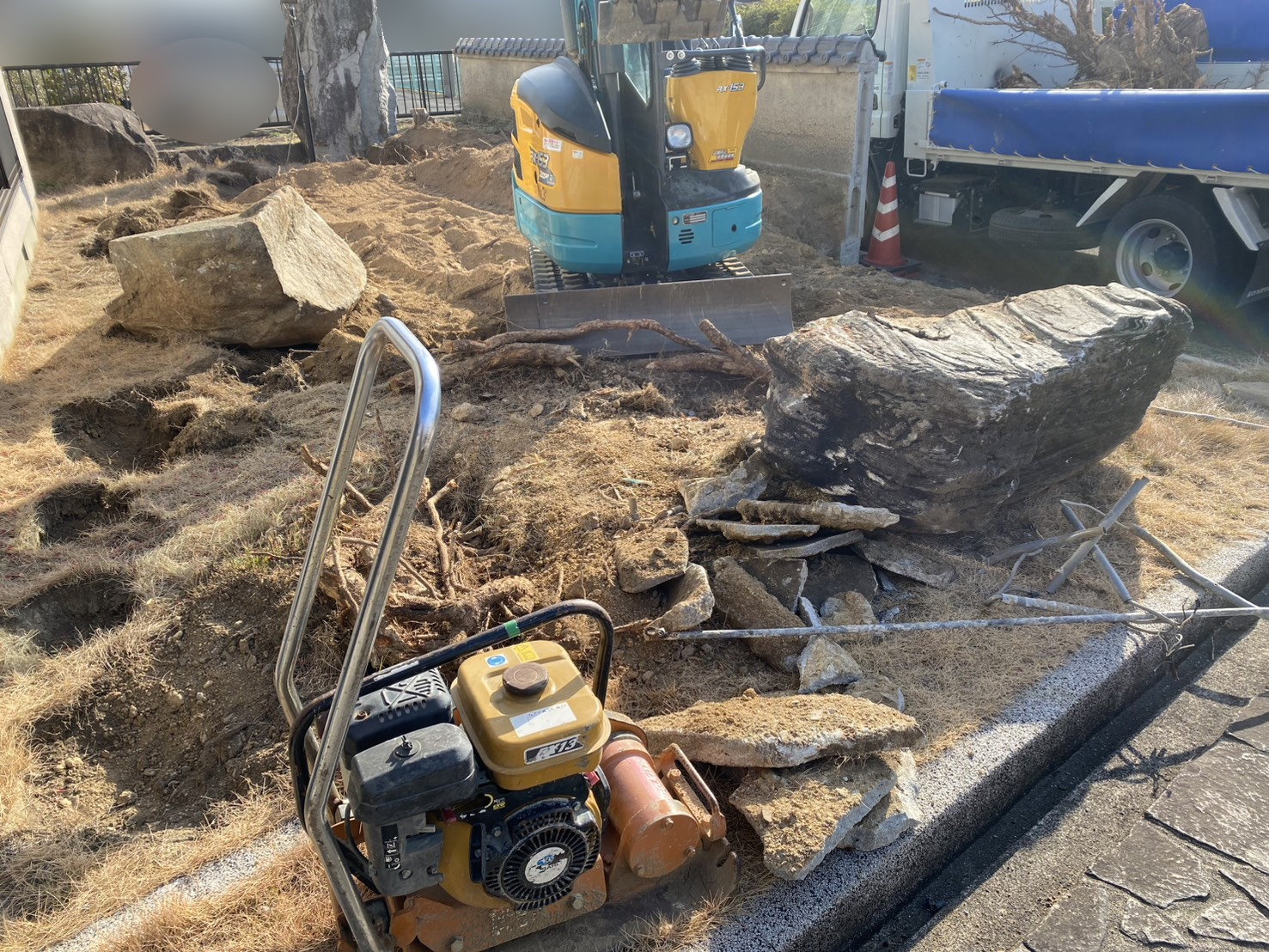 【香川町Ｈ様邸】駐車場拡張＆庭じまい工事｜既存の門柱も撤去完了👌伐根や庭石撤去が進んでいます (株)カインズガーデン