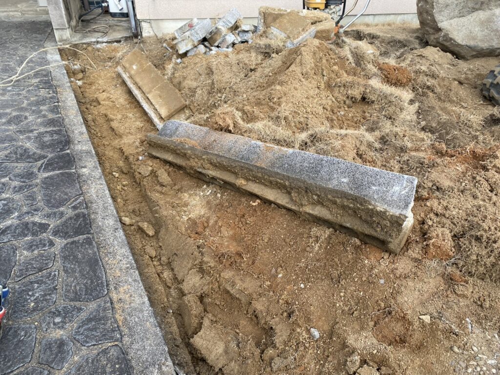 【香川町Ｈ様邸】駐車場拡張＆庭じまい工事｜既存の門柱も撤去完了👌伐根や庭石撤去が進んでいます (株)カインズガーデン
