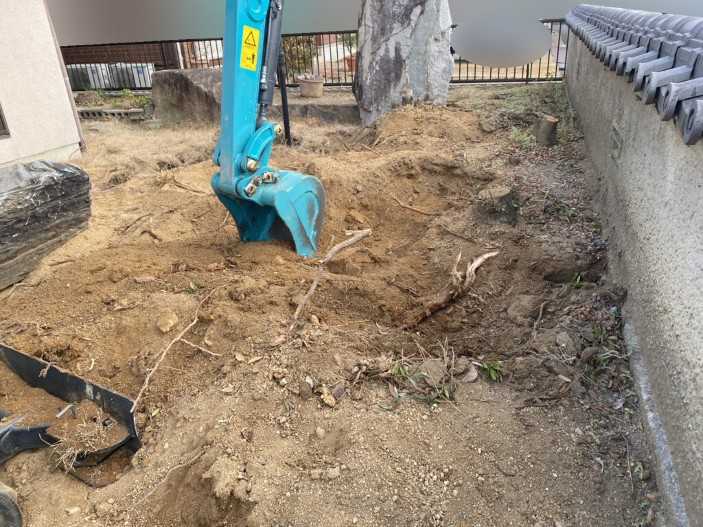 【香川町Ｈ様邸】駐車場拡張＆庭じまい工事｜既存の門柱も撤去完了👌伐根や庭石撤去が進んでいます (株)カインズガーデン