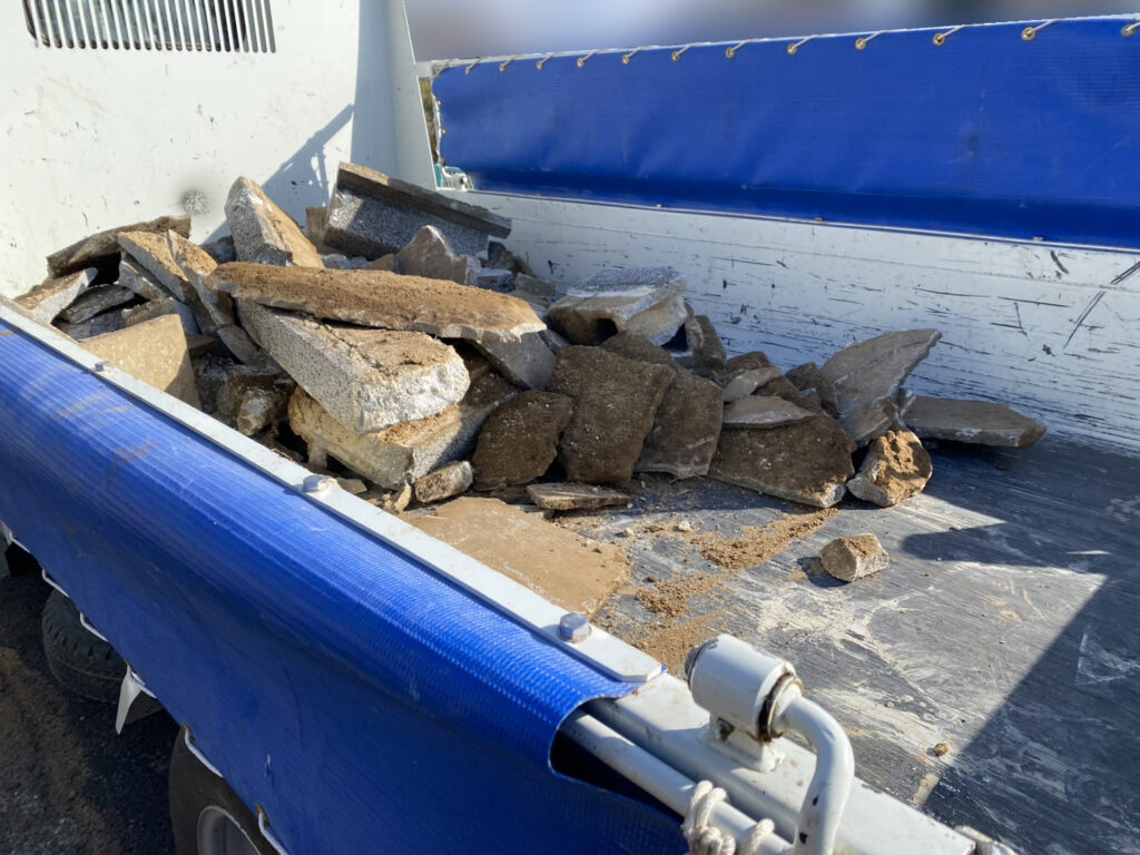 【香川町Ｈ様邸】駐車場拡張＆庭じまい工事｜既存の門柱も撤去完了👌伐根や庭石撤去が進んでいます (株)カインズガーデン