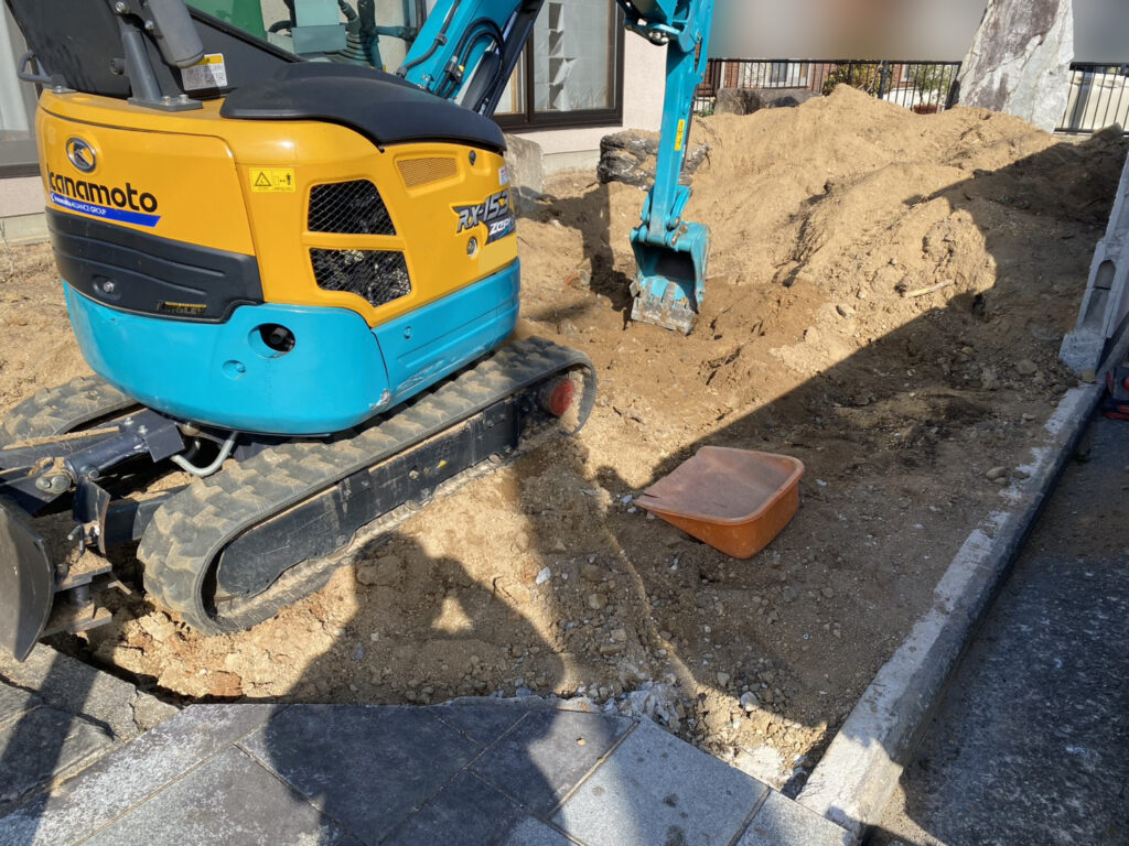 【香川町Ｈ様邸】駐車場拡張＆庭じまい工事｜既存の門柱も撤去完了👌伐根や庭石撤去が進んでいます (株)カインズガーデン