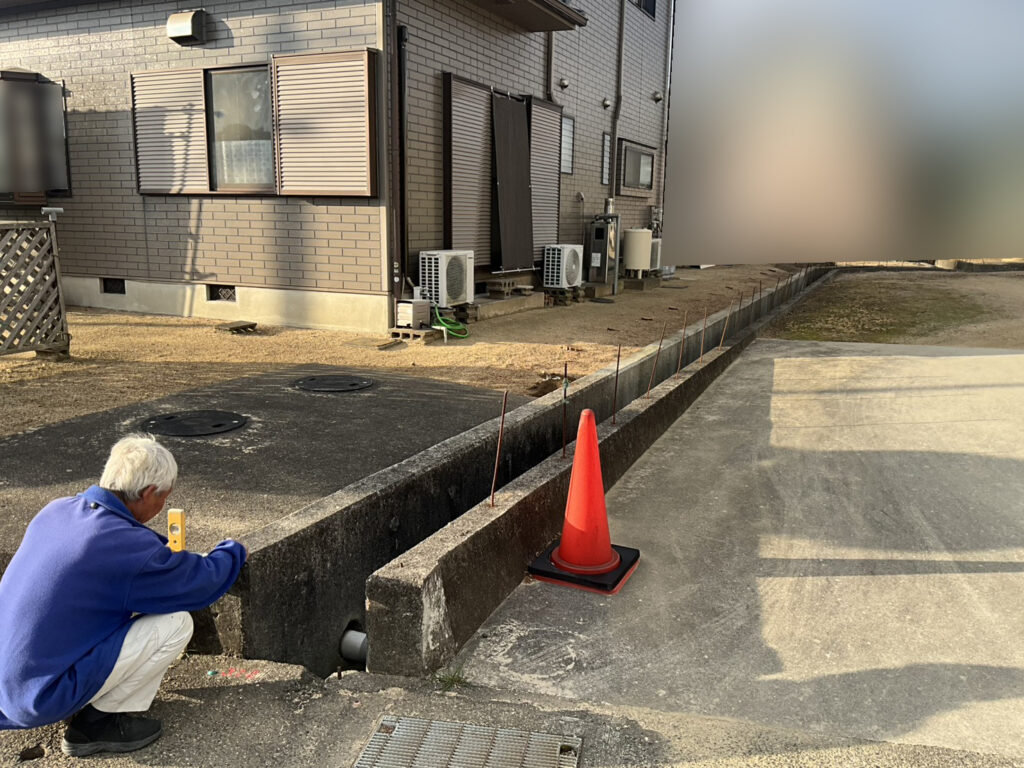 【東讃Ｍ様邸】メッシュフェンス設置工事、本日着工⛑ (株)カインズガーデン｜香川県の庭リフォーム，庭じまい工事