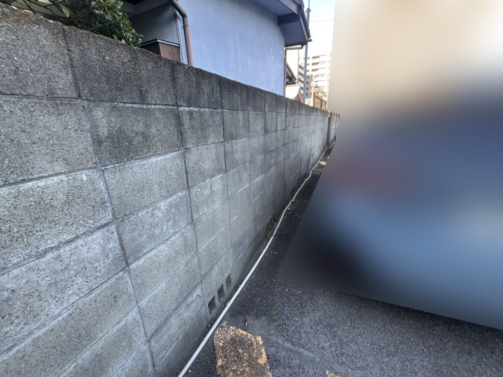 【高松市Ｋ様邸】庭じまい工事着工⛑｜古く危険なブロック塀を撤去、軽量長持ち目隠しフェンスにします (株)カインズガーデン