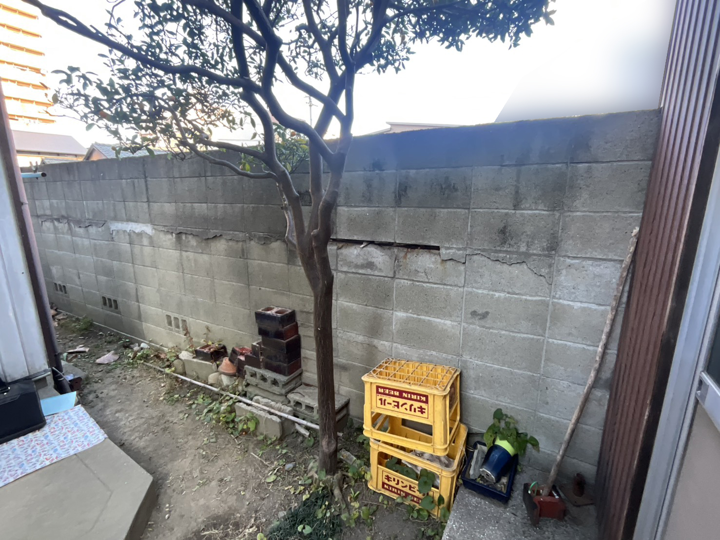 【高松市Ｋ様邸】庭じまい工事着工⛑｜古く危険なブロック塀を撤去、軽量長持ち目隠しフェンスにします (株)カインズガーデン