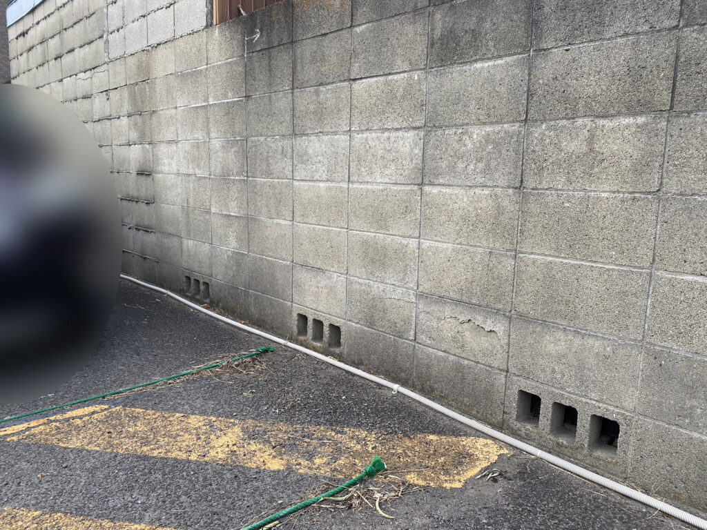 【高松市Ｋ様邸】庭じまい工事着工⛑｜古く危険なブロック塀を撤去、軽量長持ち目隠しフェンスにします (株)カインズガーデン